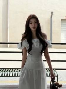 Bộ Áo Blouse Vai Trụi Dập Xòe và Chân Váy Midi Mẫu Dừa và Cát Trắng
