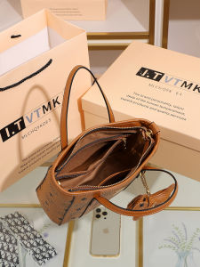 กระเป๋าสะพายไหล่ทรงถ้วยขนาดเล็กแบบสะพายข้างสำหรับผู้หญิง กระเป๋าถือแบบลำลอง กระเป๋าถือแบบถักแบบใหม่ปี 2024 แบรนด์เนม I.TVTMK