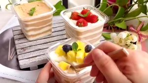 50pcs Cake Container Box with Lid Mousse Dessert Food Packaging Transparent Square Acrylic Container Plastic Box Cake Cup