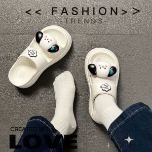 LHMonday สุดฮิตแนะนำ รองเท้าแตะผู้หญิง สีพร้อมส่ง 3 สี มีดีเทลเสริมส้นให้ดูสูง วัสดุทำจากยางเบาสบาย เพิ่มความใส่สบายด้วยสายคาดดีไซน์เก๋ที่มาพร้อมกับตัวการ์ตูนสุดน่ารัก