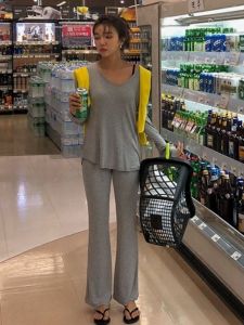 ชุดเสื้อยืดคอกลมแขนสั้นผู้หญิง ทรงหลวม ยืดหยุ่น กางเกงขายาวทรงหลวม ชุดลำลองฤดูใบไม้ผลิและฤดูร้อน แฟชั่น เอวกลาง ความยาวปกติ