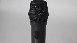 ไมโครโฟนไร้สาย ไมโครโฟนแบบใช้มือถือ 2 ตัว ระยะรับสัญญาณ 100 เมตร UHF FM ห่วงชาร์จใหม่ได้ การรบกวนฟรี การแสดงบนเวทีวงดนตรี KTV โดยใช้ไมโครโฟนไร้สาย ไมโครโฟนไร้สายราคาถูก ไมโครโฟนลอยเสียงดี ไมโครโฟนราคา เพลาไมโครโฟน HD