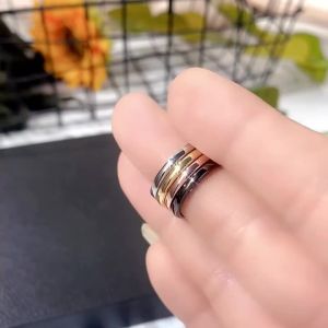 Huitan Xanh Cubic Zircon Nhẫn Nữ Dây Mỏng Màu Vàng Sang Trọng Thời Trang Trang Sức Đeo Hàng Ngày Đa Năng Phụ Kiện Ngón Tay