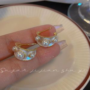 ต่างหูมุกสไตล์ฮ่องกงวินเทจหรูหราสําหรับผู้หญิง ดีไซน์ทันสมัยและไม่ซ้ําใคร วัสดุมุก อารมณ์หวาน