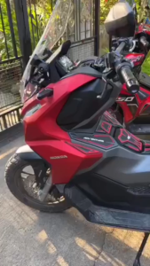 ยางกันรอย ถังน้ำมัน ADV160 ยางกันรอย ถังน้ำมัน กันรอยถังน้ำมัน ผลิตจากวัสดุคุณภาพสูง กันลื่นและป้องกันรอยขีดข่วน เนื้อสัมผัสหนาขึ้น ใหม่ 100% มี 5 สีให้เลือก 1 ชิ้น