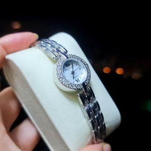 ผ้านาฬิกาผู้หญิง Royal Crown ( 100%) ประดับเพชรสีเงินหน้า ปัดมุกสวยหรู ระบบถ่านกันน้ำจัดส่งพร้อมกล่องครบ 1ปี บัตร 1ปี