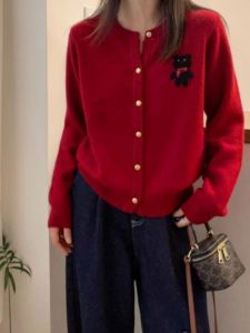 เสื้อคาร์ดิแกนถักสีแดงลายหมีน่ารัก คอกลม แฟชั่นฤดูใบไม้ผลิ ลดอายุ สง่างาม เสื้อสเวตเตอร์ผู้หญิง แขนยาว สไตล์ลำลอง สไตล์วินเทจ