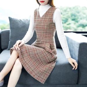 ชุดเดรสผ้าขนสัตว์ลายสก็อตแขนกุดคอวี ชุดเดรสผู้หญิงฤดูใบไม้ร่วงปี 2023 สไตล์ฝรั่งเศส ชุดเดรสยาว เดรสยาวปานกลาง