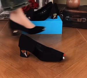 #621 French Retro metal gold squared toe heels