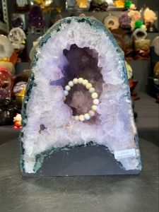 fengshui amethyst geode crystal cave#johorbahru #crystal 五行金💯天然紫晶洞 晶体很多钛晶👍 光泽透亮紫晶👍 头型圆美 全绿幽灵边👍   高height: 22cm  宽width: 18.5m x 13.5cm  洞深hole: 5cm  重weight: 6.8kg