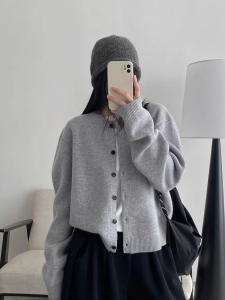 เสื้อคาร์ดิแกนถักนิตติ้งแบบสวมหัวแขนยาวสไตล์ฤดูใบไม้ร่วงและฤดูหนาวสำหรับผู้หญิง ทรงหลวม สีเทาอ่อน เสื้อคลุมกันหนาวแบบสวมสบาย