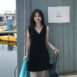 VKSOD | ชุดเดรสคอวีลูกไม้สีดำสไตล์ฝรั่งเศสสำหรับผู้หญิง ฤดูร้อน 2025 กระโปรงสั้นทรงเอเข้ารูปเอวสูง เดรสแขนกุดเข้ารูป