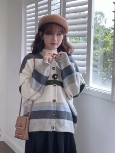 DUOHANZI สีตัดกันของผู้หญิง เสื้อกันหนาวลายทางฤดูใบไม้ร่วงเสื้อฤดูหนาวแจ็คเก็ตคาร์ดิแกนถัก เสื้อแขนยาวผู้หญิง ใส่สบายๆ แฟชั่น ไหมพรม