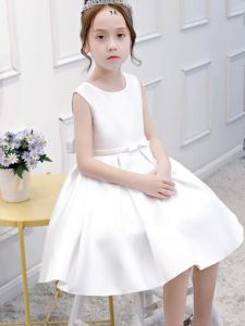 ชุดราตรีเด็กชุดเดรสเจ้าหญิงชุดการแสดงเปียโนกลุ่มนักร้องประสานเสียงแบบสั้นดูดีผ้าซาตินสีขาวสำหรับเด็กผู้หญิงชุดเด็กลายดอกไม้