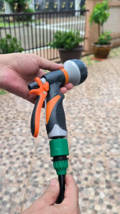 ชุดฉีดน้ำ พร้อมสายและชุดต่อเกลียวก็อกได้ทั้ง 4 หรือ 6 หุน  ชุด M001 ยาว 10 เมตร  ชุด M002 ยาว15 เมตร  สายยาง 3 หุน รดน้ำต้นไม้ ล้างรถ ทำความสะอาด