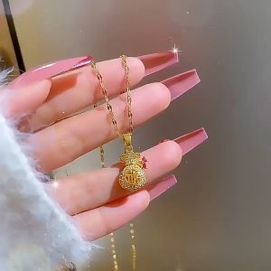 สร้อยคอสแตนเลสสำหรับผู้หญิง จี้ห้อยกระเป๋านำโชค "FU"