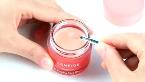 LANEIGE Lip Sleeping Mask Berry Pelembab Bibir dan Mengangkat Sel Kulit Mati Pada Bibir/Sleeping Mask Pelembab Bibir LANEIGE 3g