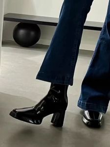 รองเท้าบูทสั้นส้นหนาหัวเหลี่ยมฝรั่งเศส ผู้หญิง สีดำ ของแท้ หนัง รองเท้าส้นสูง ซิป รองเท้าบูท Martin ด้านหลัง Glossy Slim ฤดูหนาว รองเท้าบูท