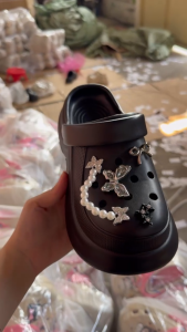 Dép Sục Cross Nữ đế cao 5 phân gắn sticker thời trang xịn sò chất liệu EVA chống trơn trượt mã B699-3🎀