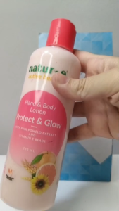 NATUR E Active Beauty Hand & Body Lotion Protect & Glow 245 mL (Pink) Membuat Kulit Cerah Merata dan Melembapkan Kulit Hingga 8 jam
