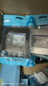 SIEMENS DELTA ZAIO 5TG9 860-4PB04 เส้นผสม 3 ช่อง ขนาด 86 mm ฝา 3x3 สี Carbon Metallic