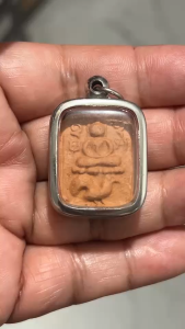 K415 หลวงพ่อปาน วัดบางนมโค อยุธยา ขี่ไก่ พิมพ์ไก่หางพวง เนื้อดินเผา เลี่ยม กรอบพระ สแตนเลสแท้