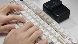 【จัดส่งภายใน 3 วัน】 ZIFRIEND & FURYCUBE F75 82 คีย์ คีย์บอร์ดเกมมิ่งไร้สายแบบมีสาย / บลูทูธ / 2.4G คีย์บอร์ดอะลูมิเนียม 75% 3 โหมด คีย์บอร์ดเชิงกล คีย์แคป PBT ที่กำหนดเอง RGB 3/5 พิน สลับเปลี่ยนได้