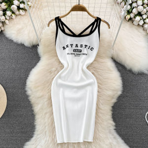 กระโปรงสั้นถักเปิดหลังพร้อมสายรัดตัวอักษรสำหรับผู้หญิง ฤดูร้อน 2024 กระโปรงสั้นทรงเอคอวีแขนกุด