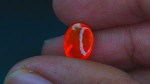 พลอยโอปอลสีส้ม 2.70 กะรัต สีส้มเพลิงหายาก 100% จากธรรมชาติจากเอธิโอเปีย