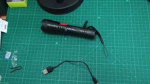 🔦ไฟฉายพลังสูง ไฟฉาย LED ซูม ไฟฉายสว่างมาก ใช้งานยาวนาน สวยกระทัดรัด กันน้ำ