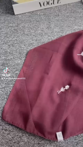 Hijab Segi Empat Paris Motif Bunga Mawar Bordir