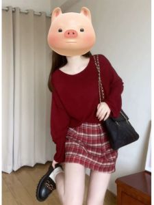 เสื้อสเวตเตอร์ถักสีแดงสำหรับผู้หญิง ฤดูใบไม้ร่วง/ฤดูหนาว เสื้อคลุมกันหนาวแบบสวมหัว นุ่มๆ สไตล์เกาหลี คอกลม แขนยาว ทรงหลวม