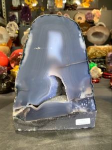 rare agate geode ready stock in jb#johorbahru #crystal 五行金💯天然玛瑙洞 洞里满天星白水晶结晶 带钛晶👍 边部绿幽灵共生✅   高height: 22cm  宽width: 17cm x 13cm  洞深hole: 2cm  重weight: 5.8kg  📍Johor Bahru 区可自行取货或邮寄服务