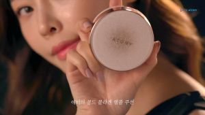 Phấn nước chứa tinh chất sợi Collagen với vàng 24K tạo lớp Makeup bền màu lâu trôi và giảm nếp nhăn - Atomy Adelica The New Gold Collagen Ampoule Cushion - 애터미 아델리카 더뉴 골드 콜라겐 앰플 쿠션 - Аделика Коллаген Кушон Персик-ваниль (кушон