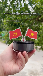 Cờ gắn xe ô tô xoay 360 độ khuếch tán nước hoa máy khuếch tán nước hoa ô tô chạy năng lượng mặt trời