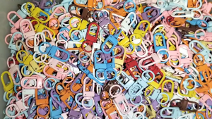 ตะขอก้ามปูตัวUสีสันสดใส แพค 2 ชิ้น/ สำหรับงาน DIY และ Handicraft พร้อมส่ง