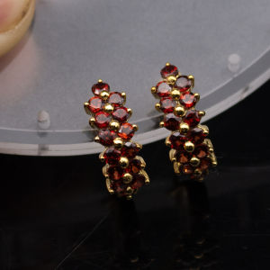 ต่างหูพลอยโกเมน (Garnet) สีแดง 92.5% ชุบทอง ตัวเรือนเงินแท้ พลอยแท้จากจันทบูรี ประเทศไทย