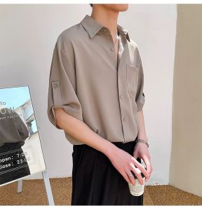 เสื้อเชิ้ตขาสั้นแบบระบายอากาศผ้าไหมน้ำแข็งเป็นมิตรกับผิวฤดูร้อนสำหรับเทรนด์แฟชั่นของผู้ชายสีเรียบง่ายและสะอาดเสื้อเชิ้ตแขนยาวปานกลางสุดเท่และลำลองสำหรับผู้ชาย