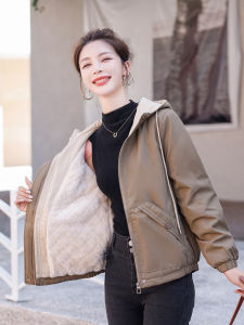Ladies Thickened Fleece Lined Cotton Jacket 2025 Winter New Style Slim Fit Popular Parka Short Outerwear for Small Figures