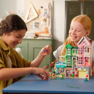 LEGO Friends 42670 Heartlake City Aparents and Stores (2040 Pieces) Mainan Susunan Balok (12 Tahun+)