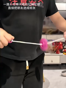 Pull String Spinning Top Toy Kids Battle Gyro Spinner Fire Lightning Top Launcher Toy Cool Fighting Boys Mainan Gasing Tarik Tali Kanak Kanak Spinner Battle Gyro Mainan Gasing Pusing Laju Mainan Lelaki Permainan Seronok 拉线陀螺玩具儿童火焰陀螺闪电陀螺飞轮拉绳男孩对战酷炫发光玩具A519
