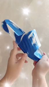 กันน้ำกันลื่น รองเท้าแตะผู้ชาย-หญิง 2025 ระบายอากาศดี น้ำหนักเบา กันลื่น สำหรับใส่ในบ้าน-ชายหาด แฟชั่นเกาหลี แถมฟรีถุงเท้า รองเท้าไปทะเล 