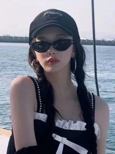 แว่นกันแดดขับรถแบบสี่เหลี่ยมเล็ก กันแดด UVA UVB ป้องกันแสงแดด สไตล์เรียบง่าย แฟชั่น แว่นกันแดดแบบ Snap Street สำหรับทุกเพศ