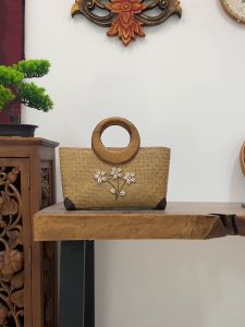 กระเป๋ากระจูดสาน กระเป๋าถือด้ามไม้ มีซิปและซับใน  ขนาดกว้าง12นิ้ว สูง8นิ้ว  ใส่ของได้เยอะ มี3แบบให้เลือก Straw bag SWEETYOU