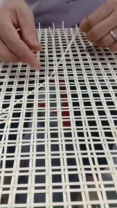 (Phụ kiện nội thất)Mành LƯỚI NHỰA giả mây mắt cáo màu TRẮNG có VÂN để bọc cảnh cửacánh tủ đầu giường decor và trang trí nhà cửa