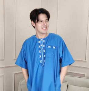 โต๊ปชาย อิก๊าฟแขนสั้น คละเนื้อผ้า ลายไหม่แนะนำ ตัวเนื้อผ้าจะมีเป็นตารางเล็กๆสีเดียวกับชุด ผ้าใส่แล้วไม่ร้อน AD84 วาริสมูลิม