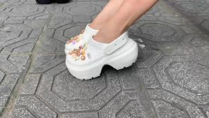 Dép sục cross Band Stomp Clog nữ đế cao 5cm nhựa đi mưa hàng chuẩn chính hãng tặng 10 Jib màu đen