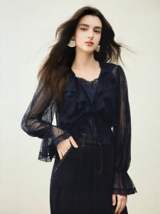 BADINA | Áo Blouse Cổ Tròn Tay Chuông Ren