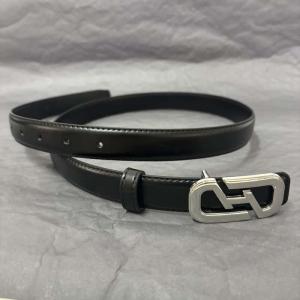 เข็มขัดหนังวัวชั้นบนสีเงินสะท้อนแสงแบบลำลอง หัวเข็มขัดโลหะแบบซ่อน สายรัดเอวกลางๆ สำหรับผู้ชายและผู้หญิง