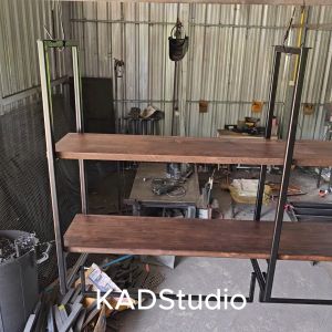 ชั้นวางของติดเพดาน ชั้นไม้ 2 ชั้น เหล็กสีดำ ไม้สีโอ๊ต เคลือบ PU พร้อมราวแขวน